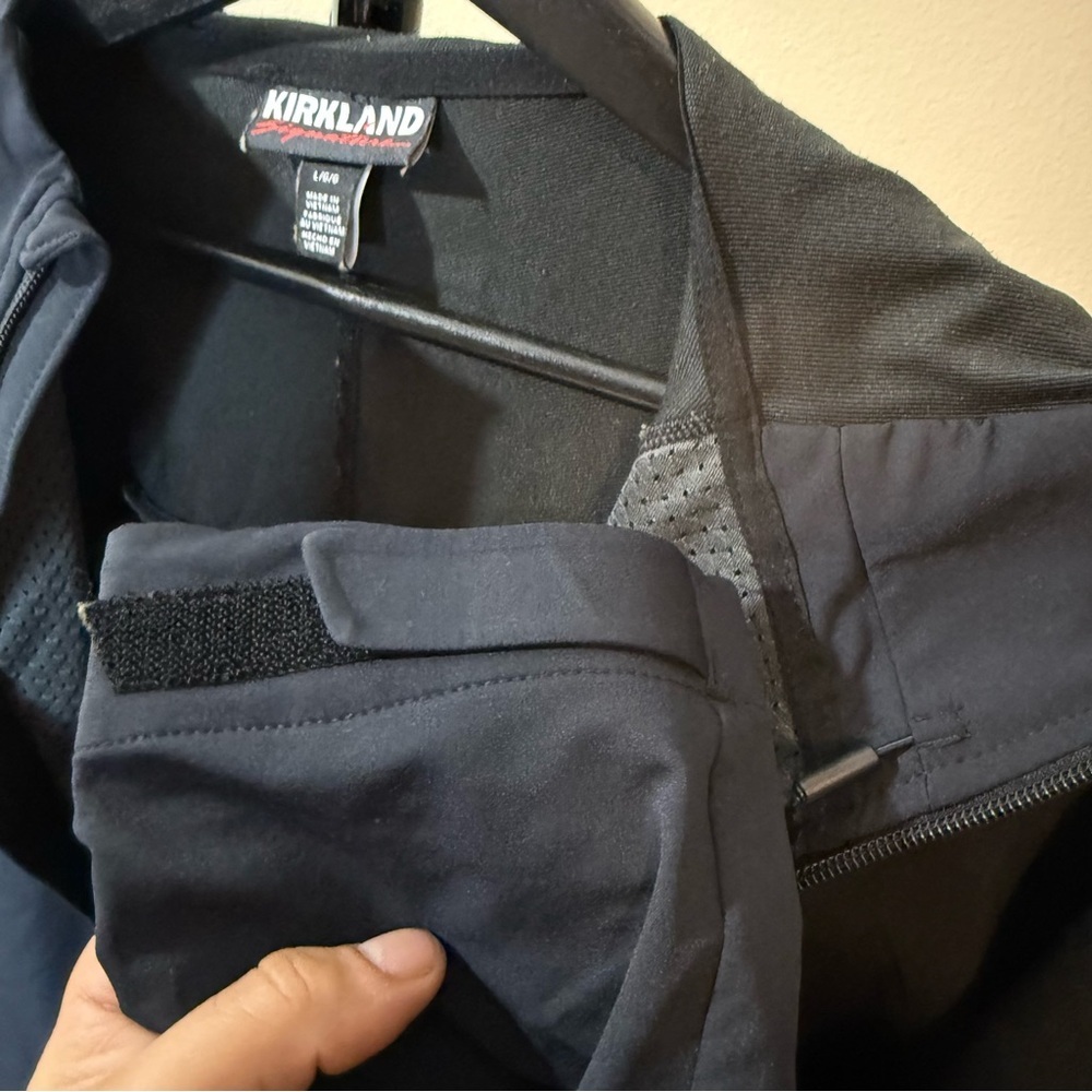 Kirkland Signature Men's Dark Blue Windbreaker - Picture 5 of 10